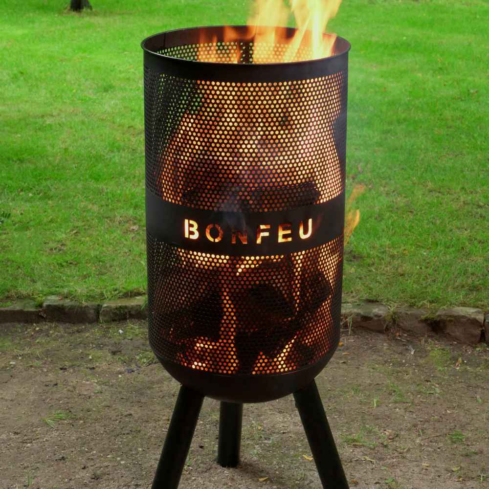 Outdoor fire pit with 'BORFEU' branding on a grassy background