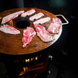 Raw meat slices on a grill with 'Bonfeu' branding.
